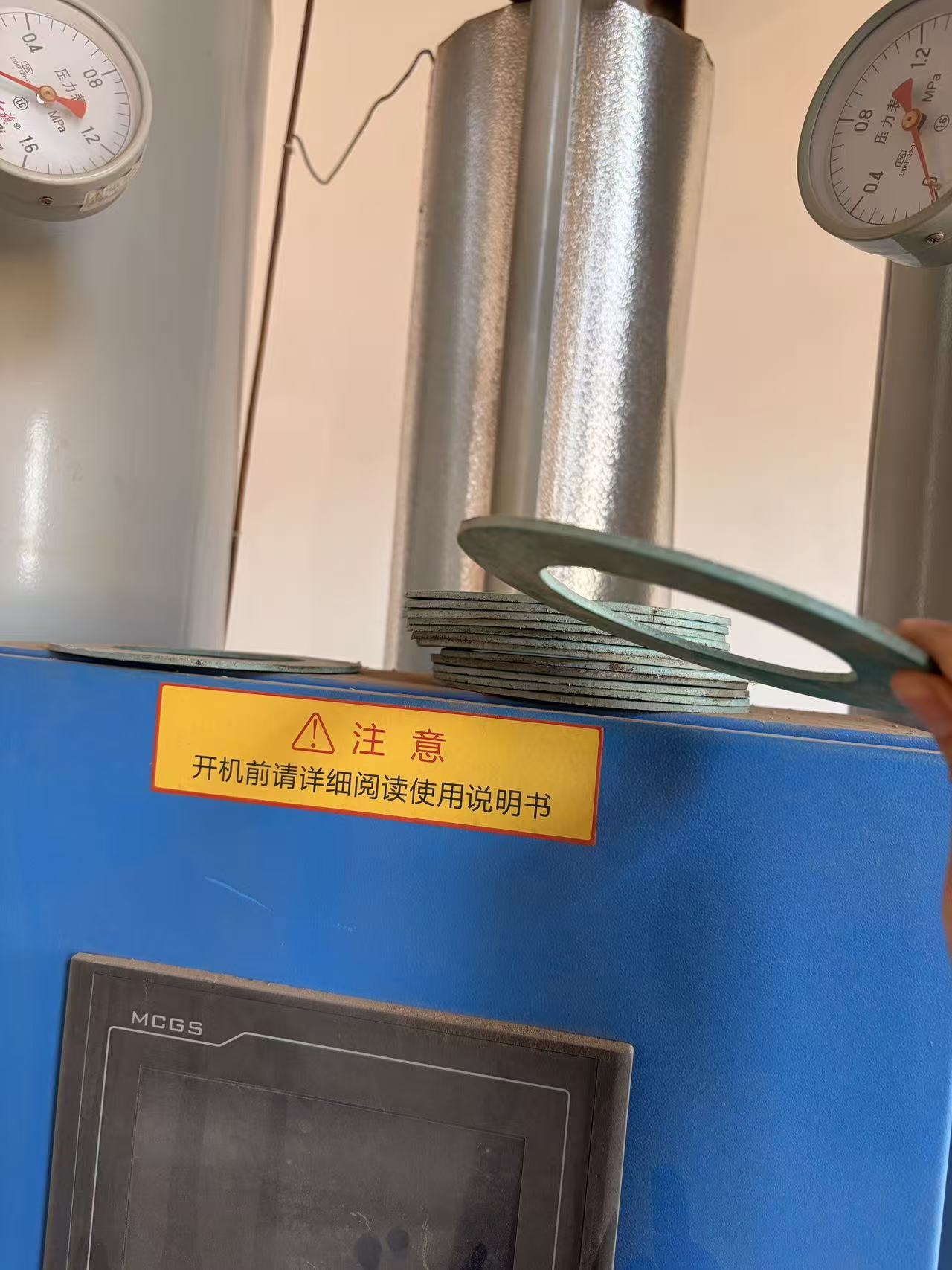 5、这些垫片是随干燥机一起发来的，这是法兰垫片，但是由于放置时间太长，已经彻底干掉了，失去了弹性。如果想让它恢复弹性，可以用土办法：即用蒸汽蒸一下。
